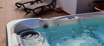 Villa Iris - Three Bedroom Chalet, Sleeps 5