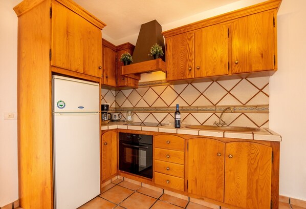Fridge, oven, cookware/dishes/utensils