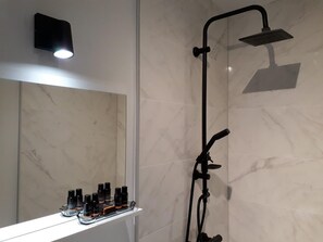 Een haardroger, handdoeken, zeep, shampoo