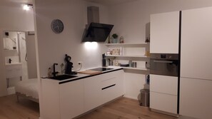 Een koelkast, een magnetron, een oven, een kookplaat