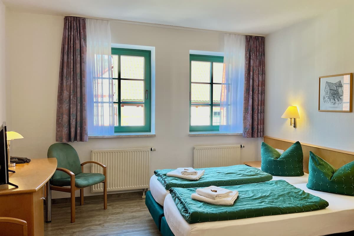 Twin kamer | Een bureau, een laptopwerkplek, verduisterende gordijnen, gratis wifi
