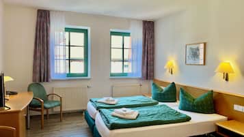 Twin Room | Desk, laptop workspace, blackout drapes, free WiFi