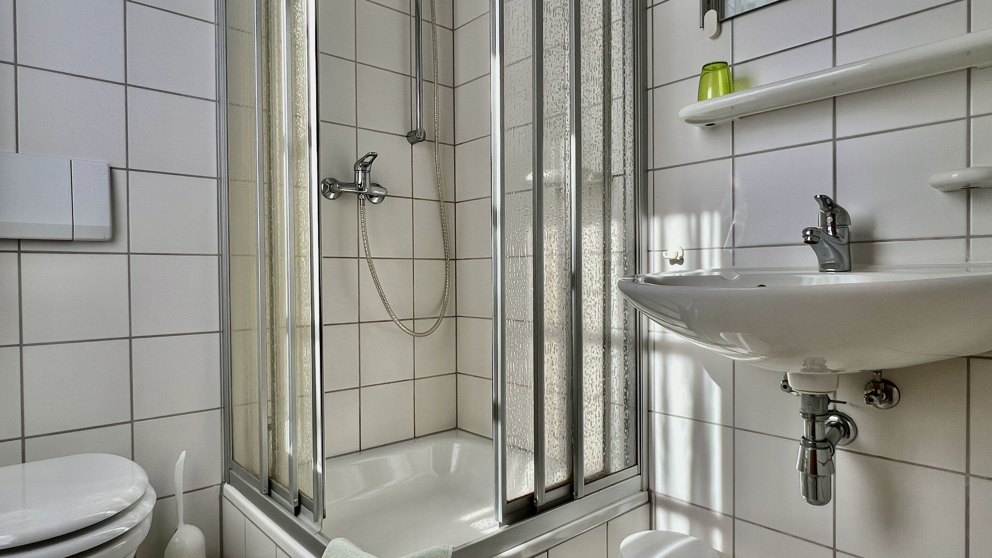 Dusche, Haartrockner, Handtücher, Seife