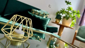 雙床房 | 客廳 | 80 厘米平面電視連有線電視頻道、電視