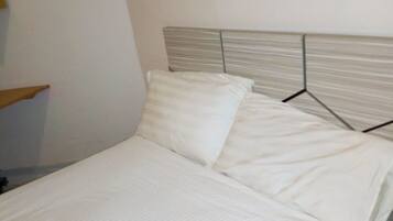 Escritorio, wifi gratis y ropa de cama