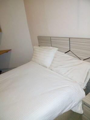 Standaard kamer | Een bureau, gratis wifi, beddengoed