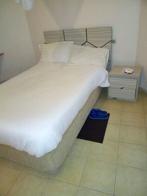 Standaard kamer | Een bureau, gratis wifi, beddengoed