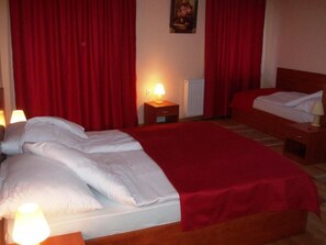 Habitación cuádruple | Escritorio, cunas gratuitas, wifi gratis y ropa de cama