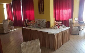 Desayuno de autoservicio (EUR 5 por persona)