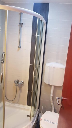 Habitación con 2 camas individuales | Baño | Tina y regadera independientes, bidet, toallas, jabón