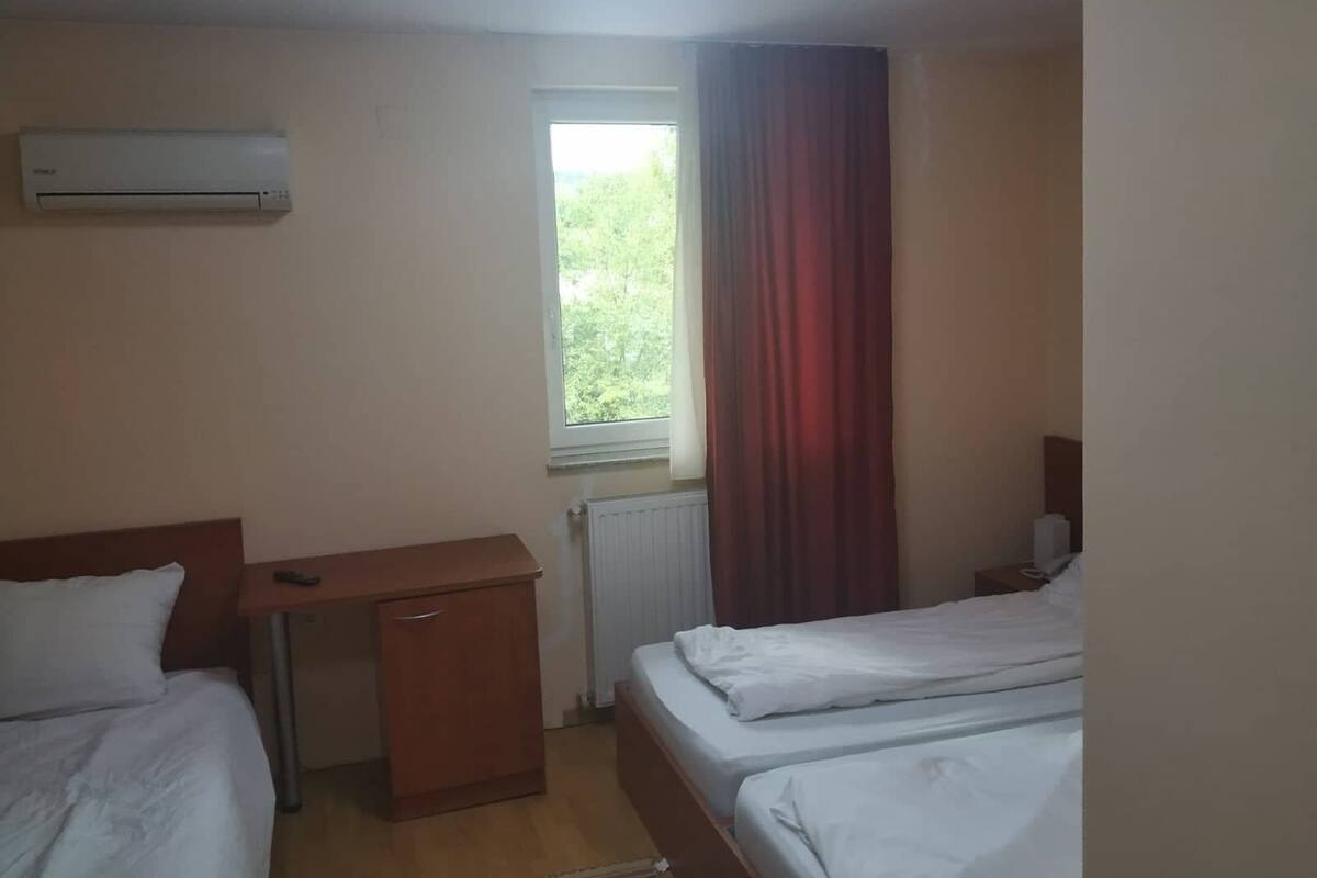 Habitación triple | Escritorio, cunas gratuitas, wifi gratis y ropa de cama
