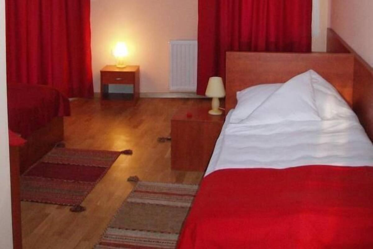 Habitación cuádruple básica | Escritorio, cunas gratuitas, wifi gratis y ropa de cama