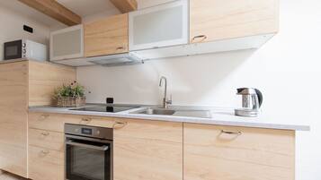 Apartment, 1 Bedroom | Dapur peribadi | Peti sejuk/penyejuk beku saiz penuh, ketuhar gelombang mikro, ketuhar