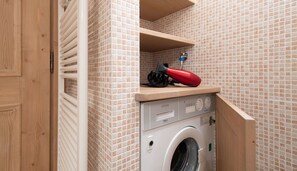 Apartment, 2 Schlafzimmer | Badezimmer | Dusche, Regendusche, kostenlose Toilettenartikel, Haartrockner