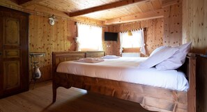 Chalet, 4 Bedrooms, 2 Bathrooms | 4 bedrooms, individually decorated, individually furnished, desk - Italianway - Vendrello (Valdisotto)