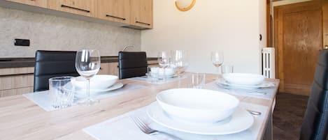 Apartment, 1 Schlafzimmer | Essbereich im Zimmer