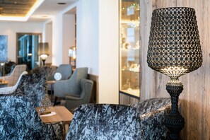 Lobby sitting area - Hotel Almhof (Galtur)