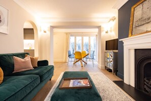 TV, books - The Brunswick Oasis 2 bedroom in Notting Hill (London)