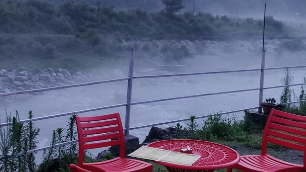 Outdoor dining - The Heimat Resort (Padhar)