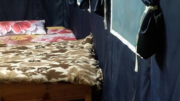 Tenda Deluks, 1 kamar tidur, akses difabel, pemandangan sungai | Ruang kerja ramah laptop