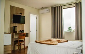 Desk, free WiFi, bed sheets - Dallé Hotel (Bage)