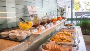 A buffet with various food items and bowls. - Dallé Hotel (Bage)