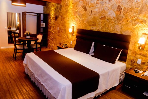 Presidential Suite (JoseDalle) | Desk, free WiFi, bed sheets - Dallé Hotel (Bage)