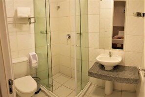 Shower, hair dryer, towels, soap - Dallé Hotel (Bage)