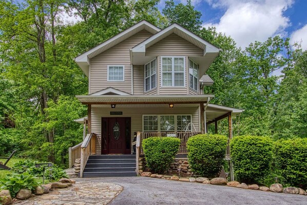 A two-story house with a front porch, stone steps, and a stone wall. - 3 King Suites/Hot Tub/Game Room/Walk to Ober/5 Minutes to Downtown Gatlinburg (Gatlinburg)