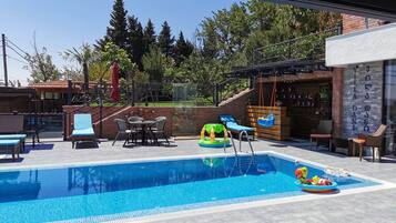 Una piscina al aire libre, una piscina climatizada