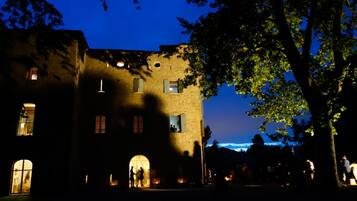 Voorkant accommodatie - avond/nacht