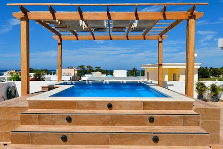 Outdoor pool. Rosil Place Aparthotel by the Beach