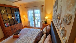 2 bedrooms, in-room safe, iron/ironing board, free WiFi