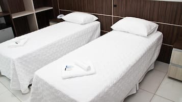 Frigobar, cofres nos quartos, escrivaninha, cortinas blackout