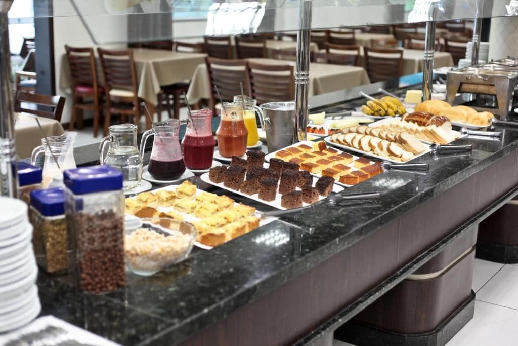 Un bufé con diferentes alimentos y bebidas.