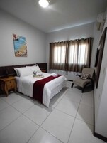 Quarto casal | Frigobar, cofres nos quartos, escrivaninha, cortinas blackout
