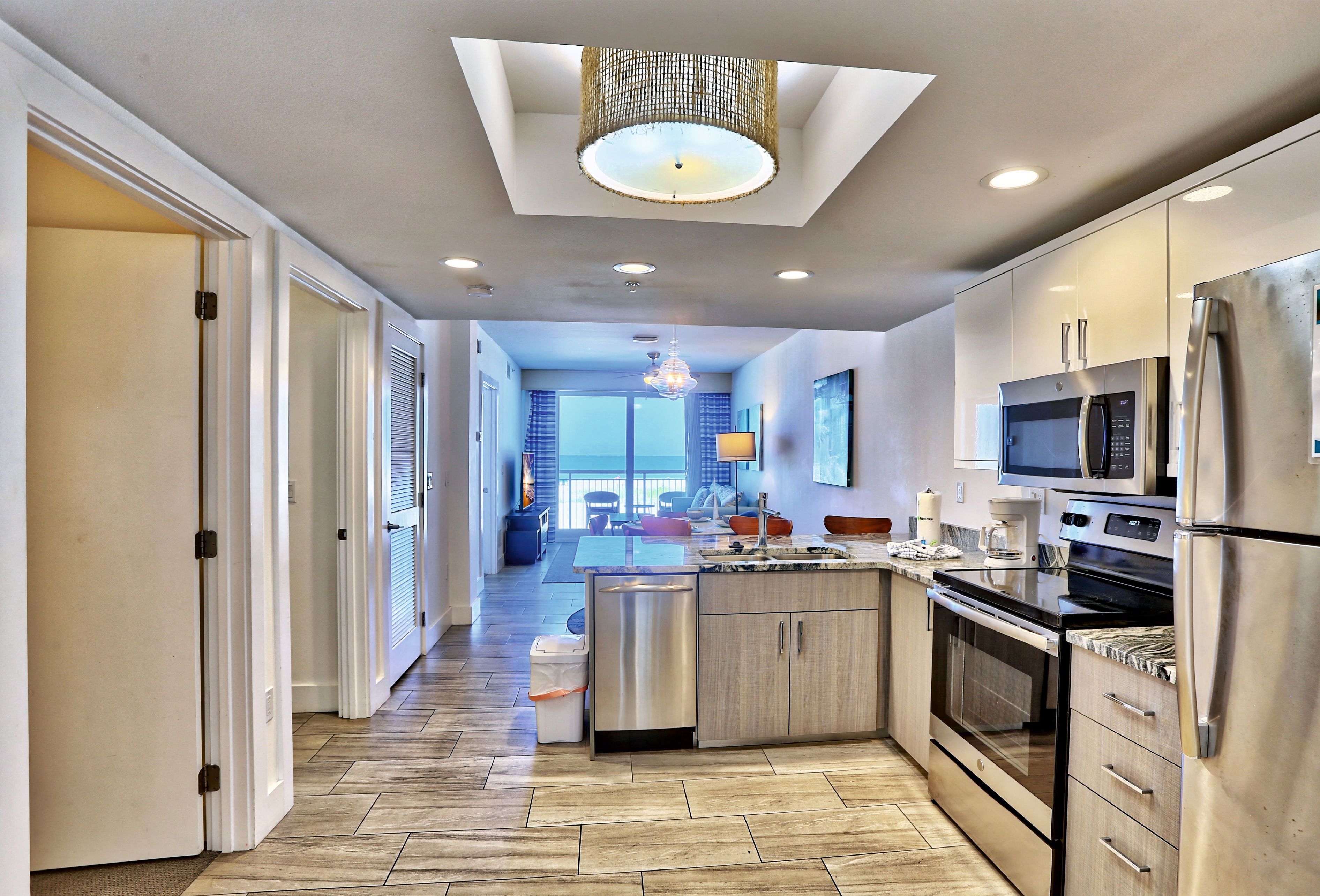 冷蔵庫、電子レンジ、オーブン、コンロ