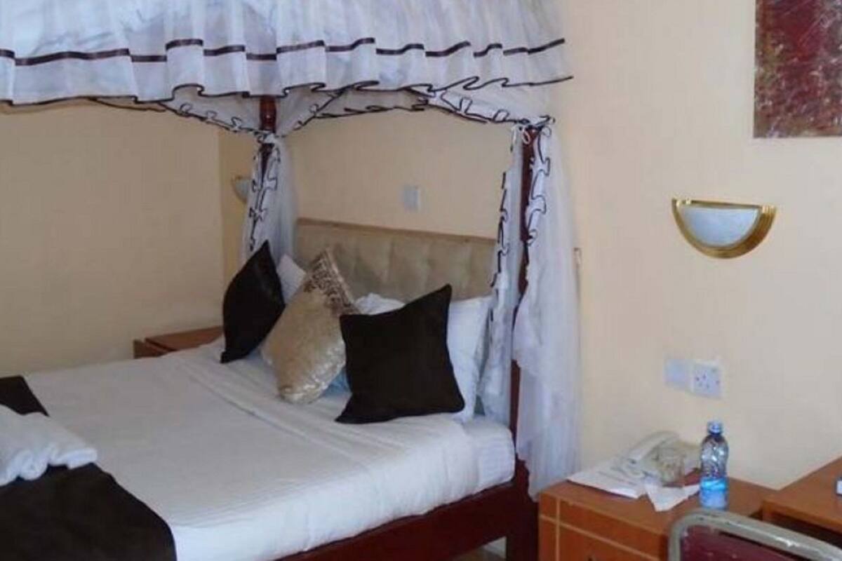Standard Double Room | Desk, laptop workspace, iron/ironing board (on request), WiFi (free)