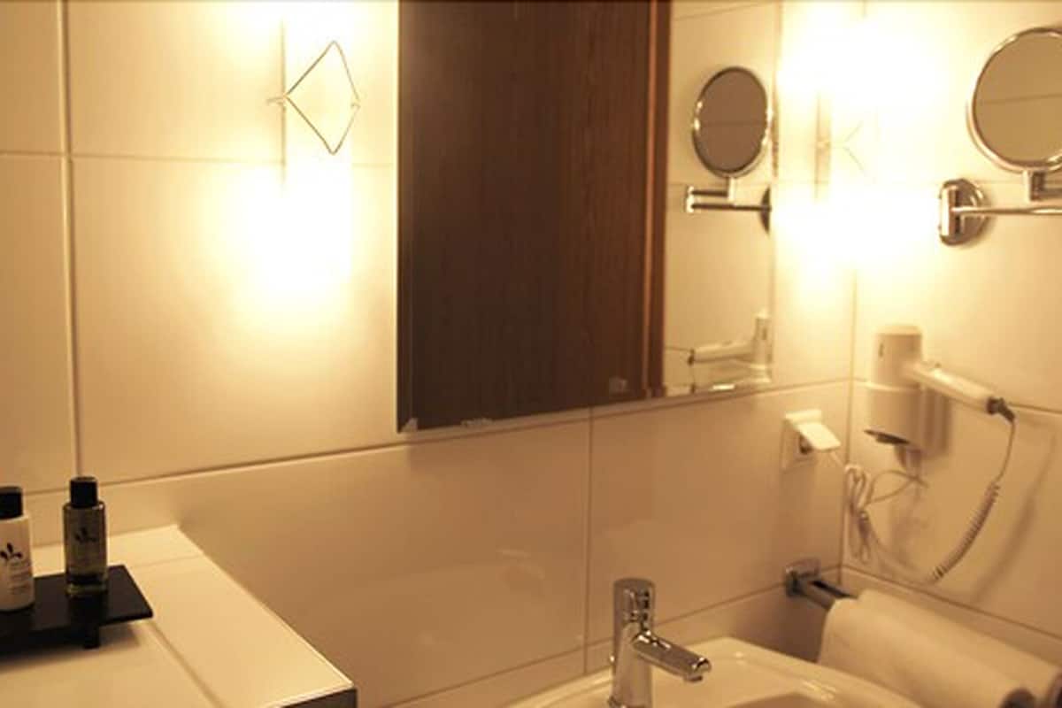 Shower, free toiletries, hair dryer, towels