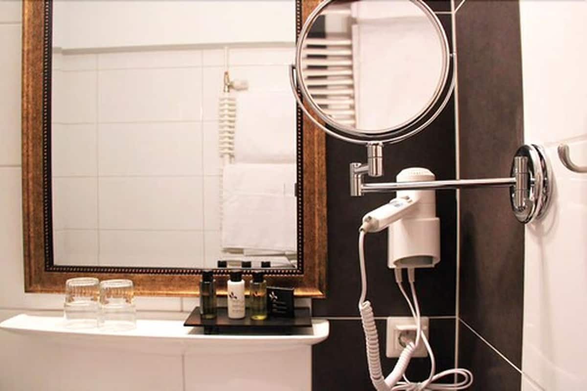 Shower, free toiletries, hair dryer, towels