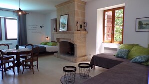 Unclassified image, 2 of 39, button - La Maison du Rocher (Carennac)