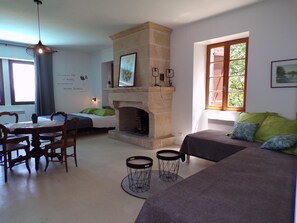 Family Room, Ground Floor (Printemps) | Premium bedding, individually decorated, individually furnished