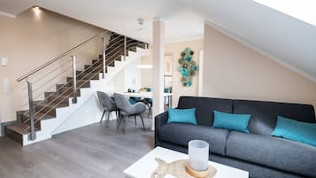 Deluxe Duplex, 2 Bedrooms, Balcony | Ruang tamu | TV skrin rata