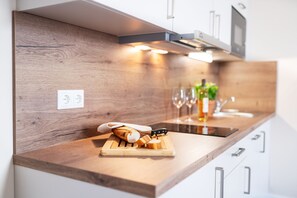 Full-size fridge, microwave, stovetop, dishwasher - AKZENT Apartmenthotel Binz (Binz)