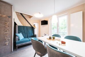 คอมฟอร์ทดูเพล็กซ์, 1 ห้องนอน, ระเบียง | บริเวณนั่งเล่น | ทีวีจอแบน