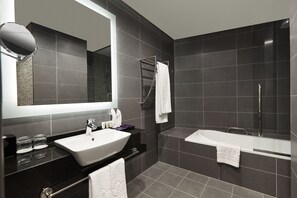 Articles de toilette gratuits, sèche-cheveux, peignoirs, chaussons