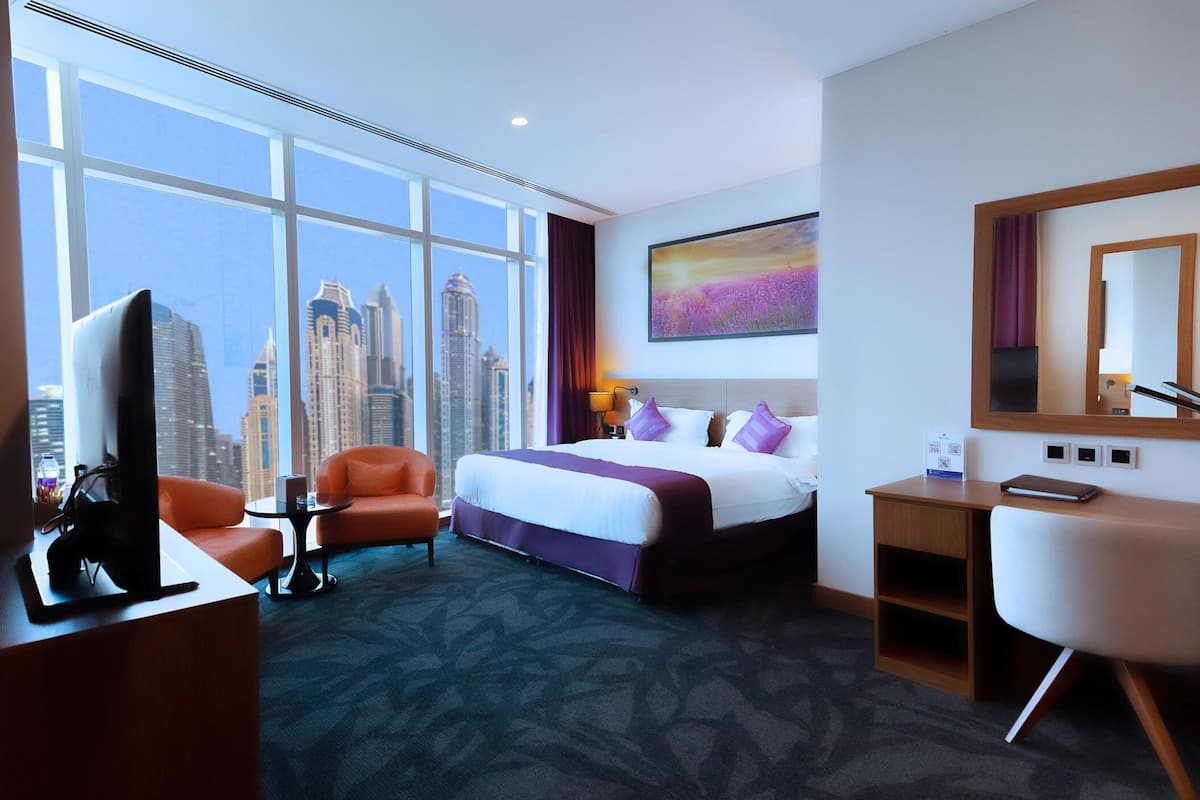 Luxe beddengoed, donzen dekbedden, een minibar, een kluis op de kamer