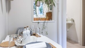 Uma mesa de jantar posta com copos, pratos e um cardápio.