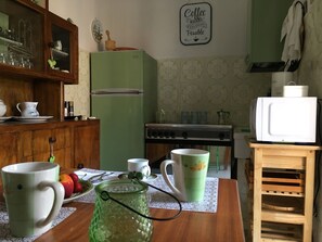 Fridge, microwave, stovetop, electric kettle - Rosy's cottage in San Vito Chietino (San Vito Chietino)
