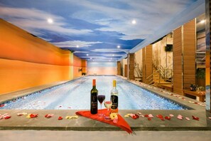 Indoor pool - Caroline Hostel (Canggu)